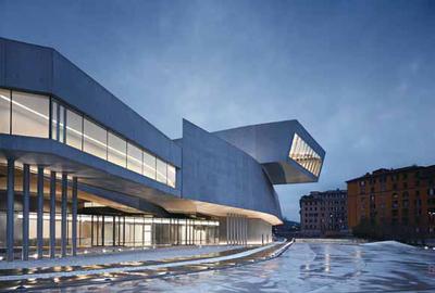 Mit seiner expressiven Formensprache bricht der Baukörper des MAXXI aus dem orthogonalen städtebaulichen Raster aus. Der Bezug zum Quartier bleibt durch die moderate Höhenentwicklung jedoch erhalten