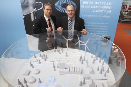 Die Antwort, wie die Energiewende zusammen mit der Brennstoffzelle gelingen kann, zeigten Guido Gummert, Vorstandsvorsitzender VDMA AG Brennstoffzellen (rechts) und Geschäftsführer Johannes Schiel auf der Hannover Messe vor einem Modell zum Ausbau der Erneuerbaren Energien und hocheffizienter Technologien