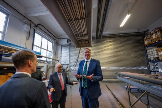 Ministerpräsident_Schweizer_KUEBLER_Hallenheizung_2.JPG