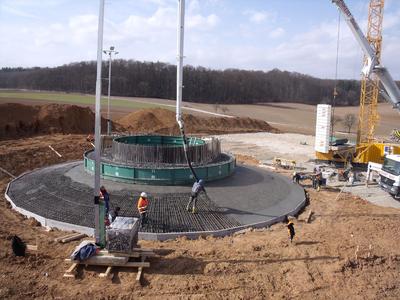Durch die immer höher werdenden Windenergie-türme wachsen auch die Anforderungen an das Fundament von Windenergieanlagen (Bild: VDI Wissensforum / Echterhoff Bau-Gruppe)