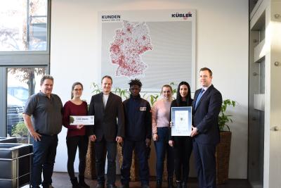 Gemeinsam Gutes tun für die Welt von morgen – das stolze KÜBLER Team mit der Baumspende-Urkunde. (Quelle: KÜBLER GmbH Energiesparende Hallenheizungen)