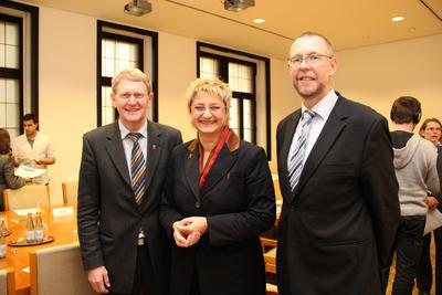 Stellten als Vorstandsmitglieder im Haus der Region die Ergebnisse der Tagung der Lenkungsgruppe des Erweiterten Wirtschaftsraum Hannover vor: Bernd Hellmann, Bürgermeister der Stadt Stadthagen, Susanne Lippmann, Oberbürgermeisterin der Stadt Hameln, und Prof. Dr. Axel Priebs, Erster Regionsrat der Region Hannover (von links nach rechts)