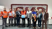 Mitarbeiterinnen und Mitarbeiter von Motherson und des SKZ bei der Übergabe der Auszeichnung 