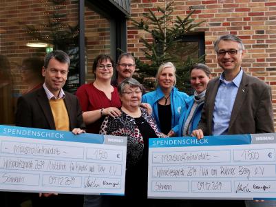 Die WEMAG-Vorstände Caspar Baumgart (links) und Thomas Murche (rechts) übergaben am 9. Dezember 2019 jeweils einen symbolischen Scheck über 1.500 Euro an Anja Teichmann (2.v.l.) vom Verein „Wir am Ruhner Berg“ und an Christine Geburtig (2.v.r.) vom „Lottihof“/ Foto: WEMAG/Jo-Anne Knobbe