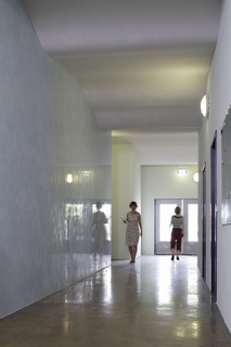 StuccoDecor DI LUCE ? spiegelt das Geschehen im Raum effektvoll wieder. Foto: Caparol Farben Lacke Bautenschutz/Blitzwerk