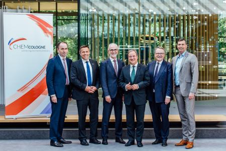 Laschet lobt Chemiebranche als wichtigen Pfeiler der Wirtschaft in Nordrhein-Westfalen