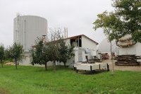 GSW Finningen hat für die Erstbefüllung des 2.000-m³-Warmwasser-Pufferspeichers (links im Bild) ihrer mit Biogas betriebenen Nahwärmeanlage eine Umkehrosmoseanlage von Grünbeck ausgeliehen. Einen Teilstromfilters varioliQ mit integrierter Dosiereinheit ist zudem fest installiert