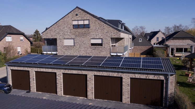 04 Mieterstromprojekt Kalkar-Wissel Photovoltaikanlage Süd, auf dem garagendach.jpg