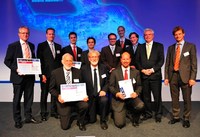 Die Sieger des MBPW 2010 – MWM Maschinenwerk Misselhorn GmbH (vorne), dynamic biosensors (Mitte rechts) und Sheet Cast Technologies GmbH (links außen) – mit den Gratulanten, v. rechts außen: Dr. Carsten Rudolph, Geschäftsführer MBPW, Bayerns Wirtschaftsminister Martin Zeil, Gerd Rometsch, stv. Vorstandsvorsitzender LfA Förderbank Bayern