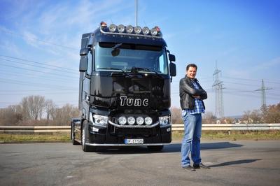 Fuhrparkleiter Sedat Tuygar fährt den schwarzen "Truck of the Year 2015" der Firma Tunc Trans aus Maintal