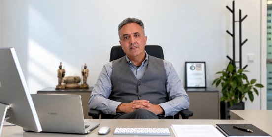 shervin-rahimi-gruender-und-ceo-sigma-laser-im-buero-hanau.jpg