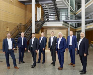 Die neue Geschäftsführung v. l.: Alexander Weiss, Marcus Herwarth, Stefan Schmidt-Weiss, Robert Kreß, Steffen Schönfeld, Dieter Straub (Vorsitzender), Christian Ott und Ralf Schmidt.