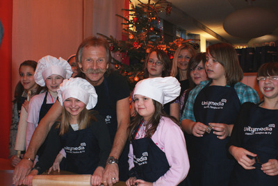 Die elf Mädchen der Jugendeinrichtungen „Boltensternstraße“ und „Take Five“ freuen sich über das fröhliche Beisammensein mit Henning Krautmacher bei Unitymedia