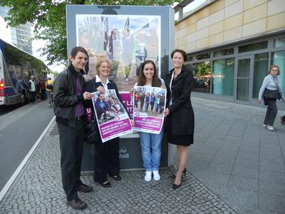 v.l.Jörg Steinert Barbara Loth und Frauke Bank präsentieren die neue Plakatkampagne des Bündnisses gegen Homophobie