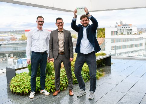 Bauder_BuGG Gründach des Jahres 2025_Übergabe Michael Duss Gunter Mann Tim Bauder_2.JPG