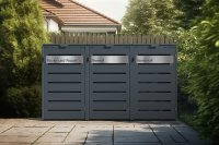 So elegant lassen sich Mülltonnen in die Außenanlagen integrieren. Anstelle der jeweiligen Müllsorte (Bio, Papier, Glas, Restmüll…) kann man auch Straßennamen und Hausnummer einsetzen – oder einen beliebigen Text Ihrer Wahl