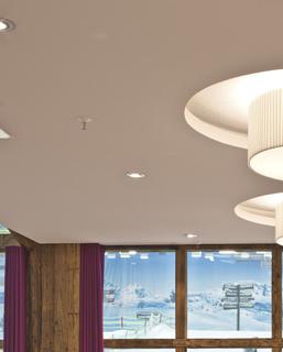 In der Pistenlounge können die Hotelgäste schon beim Frühstück den Skifahrern zusehen. Für eine gute Akustik, die sich stilvoll in den Raum integriert, sorgt das Akustiksytem CapaCoustic Structure an der Decke, Foto: Caparol Farben Lacke Bautenschutz/Martin Duckek