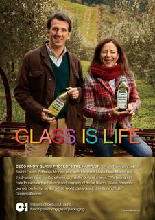® O-I Europe - Zefferino Monini und Maria Flora Monini, Hersteller des Monini-Olivenöls "nativ extra", sind neue Testimonials der Glass Is LifeTM-Kampagne von O-I. Sie sagen: "Glas schützt unser Olivenöl perfekt, so dass die ganze Welt ein wenig vom Geschmack Italiens kosten kann."