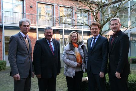 Freuen sich über die neuen Kompetenzzentren: (v. li.) Michael Schnaider vom it.emsland, Landrat Reinhard Winter, die Leiterin der Wirtschaftsförderung Martina Kruse, Oberbürgermeister Dieter Krone und der Geschäftsführer der Ems-Achse Dirk Lüerßen