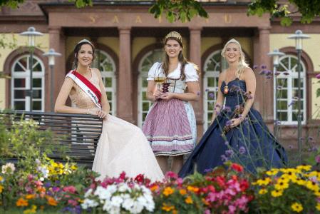 Royaler Glanz in Neustadt an der Weinstraße (v.l.): Spargelkönigin Christin I. (Lampertheim), Weinprinzessin Shirin I. (Neustadt/Lachen-Speyerdorf) und Blütenprinzessin Svenja I. (Weinheim) laden zum 4. Hoheitentreffen Rhein-Neckar ein