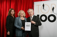 Lothar Späth, Ministerpräsident a. D. des Landes Baden-Württemberg, überreicht das Gütesiegel an Patricia Preikschat, Geschäftsführerin der SurTec Deutschland GmbH und deren Assistentin, Bettina Love