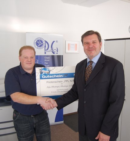 André Pasternak (rechts im Bild), Director Channel Sales bei D-Link, und Stefan Hiltensberg.jpg