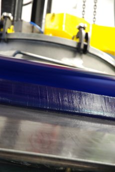 HUG_Grinding of a blue ink in the separate UV MGA ink production in Munich.jpg