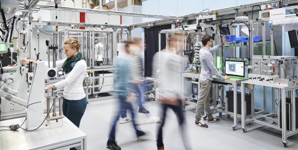 Mensch und KI in der Lernfabrik Globale Produktion / Foto: KIT/wbk