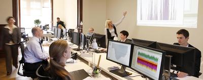 e2m Auf dem Trading Floor bündeln, prognostizieren und vermarkten die Spezialisten des Leipziger Handelshauses die Erzeugungs mengen vieler dezentraler Kraftwerke.