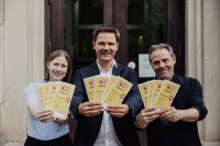 Freuen sich auf den Entdeckertag am 8. September und volles Programm in den Städten und Gemeinden der Region Hannover (v. l.): Veranstaltungsorganisatorin Rebecca Kersting, Regionspräsident Steffen Krach und Veranstaltungsorganisator Ingo Papenberg. Foto: Region Hannover, Philipp Schröder