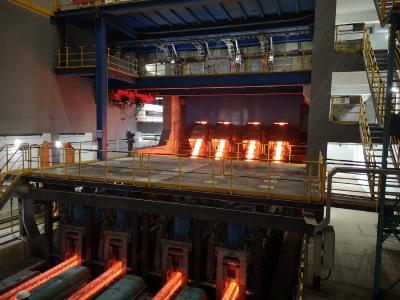 Erster Guss des Vorblockformats 255 x 300 Millimeter auf der modernisierten Stranggießanlage bei Nanjing Iron & Steel Group Ltd. geliefert von SMS Concast
