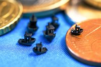 Kleine Kunststoff-Schiffchen additiv gefertigt mit der Fabrica 2.0 Anlage von Nano Dimension / Foto: Luca Hoffmannbeck, SKZ