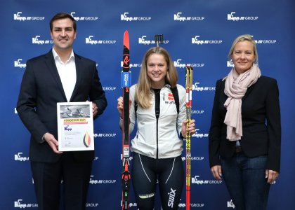 Ein Hauch von Spitzensport bei KIPP: Das deutsche Biathlon Nachwuchstalent Charlotte Gallbronner und Kristin Redanz, Geschäftsführerin Stiftung Olympianachwuchs, mit Inhaber Nicolas Kipp
Bild: KIPP
