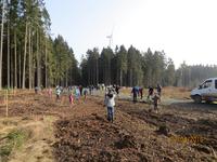 Schnorbacher Kinder pflanzten rund 60 Bäume im Windpark, die später mit ihrem Namen gekennzeichnet werden