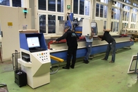 Kurz vor Produktionsbeginn bei ABB: Während Daniel Schwendener, Projektverantwortlicher bei ABB und Karl Schmid, Konstruktionstechniker bei Pfluka, die Schutzhaube des Portals montieren, arbeitet Peter Fürle (links), Geschäftsführer der CAMäleon Produktionsautomatisierung GmbH an der exakten Nullpunkt-Bestimmung Kurz vor Produktionsbeginn bei ABB: Während Daniel Schwendener, Projektverantwortlicher bei ABB und Karl Schmid, Konstruktionstechniker bei Pfluka, die Schutzhaube des Portals montieren, arbeitet Peter Fürle (links), Geschäftsführer der CAMäleon Produktionsautomatisierung GmbH an der exakten Nullpunkt-Bestimmung