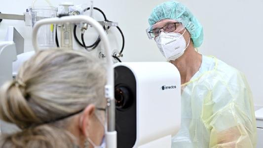As part of the new study, Dr. Daniel Vilser (UKJ) analyses the retinal vessels of his patients