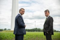 Die WEMAG-Vorstände Thomas Murche (li.) und Caspar Baumgart investieren in nachhaltige Technogien, so auch in den Windpark in der Gemeinde Hoort. Foto: WEMAG/Marten Lange. 