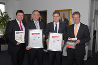 Hans Schneider (die-media) überreicht das Zertifikat für herausragende Performance an Bernd Weinig, Winfried Burkard und Stefan Rühling (alle Vogel Business Media)