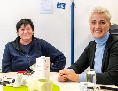 Milch und Kaffee statt Bier und Schnaps: Gabriele Michels (l.) ist froh, mithilfe der Gebietsleiterin Brigitte Erang über Zeitarbeit den Weg zurück in die Gesellschaft gefunden zu haben