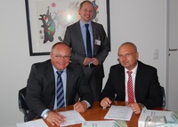 v.l.n.r.: Dr. Matthias Bracht, Vorstandsvorsitzender der Mühlenkreiskliniken, IT-Leiter Rudi Dück und Frank Schneider, Geschäftsführer der NEXUS / CIS GmbH, besiegeln die künftige Zusammenarbeit. v.l.n.r.: Dr. Matthias Bracht, Vorstandsvorsitzender der Mühlenkreiskliniken, IT-Leiter Rudi Dück und Frank Schneider, Geschäftsführer der NEXUS / CIS GmbH, besiegeln die künftige Zusammenarbeit.
