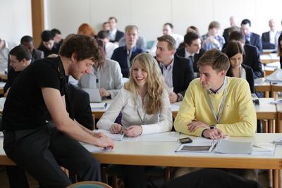 Teilnehmer der DRIVE-E-Akademie 2013 in Dresden: Der fachliche Austausch untereinander ist wichtig.