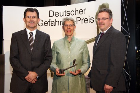 Gert Behling, Dr. Eva Keßler und Dr. Jörg Bredehorn (v.li.) von 3M bei der Preisverleihung .jpg