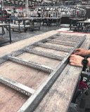 Widerstandsfähig und robust selbst unter extremen Bedingungen: Die neuen Stahl-Steigleitern von HYMER können präzise auf die besonderen Anforde-rungen der Anwender zugeschnitten werden