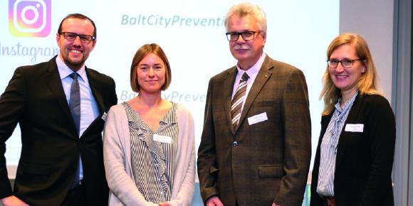 (v.l.): Prof. Dr. Rüdiger Breitschwerdt, Jana Dördelmann, Prof. Dr. Roland Trill und Anna-Lena Pohl (Foto: Brückenbauer)