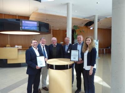 Übergabe des Horst-Hartmann-Preises an die Preisträger (v.l.n.r. Markus Simmeth (Simmeth System, Wilfried Krokowski (GPS Logistik), Prof. Dr. Horst Hartmann (FH Kiel), Prof. Dr. Klaus Dieter Lorenzen (FH Kiel), Jörg Koch (rhenag), Anna Houben (rhenag))