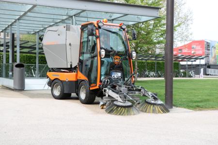 Holder X 45 – mit seinen kompakten Maßen und seiner Wendigkeit ist er optimal geeignet zum Einsatz in Innenstädten und Tiefgaragen / Fotos: Max Holder GmbH