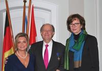 Dr. Peter Rieth mit Ehefrau Evelyn Rieth (links) und Regierungspräsidentin Brigitte Lindscheid. Quelle: Regierungspräsidium Darmstadt 