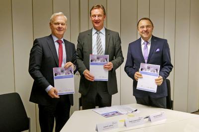 Konrad Kandziora (re.),Vorstand des IT-Dienstleistungszentrums Berlin (ITDZ Berlin), Ralph Leidenheimer (m.), Geschäftsführer des Brandenburgischen IT-Dienstleisters ZIT-BB sowie Hubert Ludwig (li.), Geschäftsführer der DVZ M-V GmbH nach Unterzeichnung der Kooperationsvereinbarung