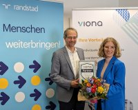 Dr. Christoph Kahlenberg (Manager Randstad Akademie & Arbeitsmarktprojekte) und Lea Tornow (Vorständin des IBB) besiegeln feierlich die Kooperation.