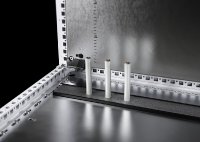 Damit Anlagenbauer ihre Kabel über die modularen Elemente im Sockelbereich des Schaltschranks einfach und flexibel einführen und sicher verbauen können, bietet Rittal spezielle Profile zur Kabeleinführung mit einem elastischen Klemmprofil aus PU-Schaum an.